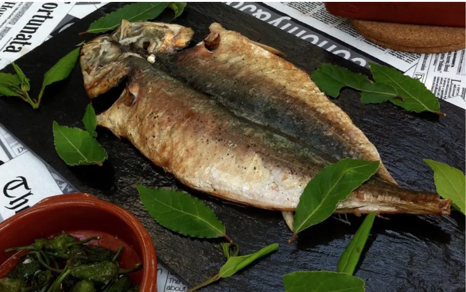 Alcachofas con anchos, jurel a la plancha y ensalada de tomate.